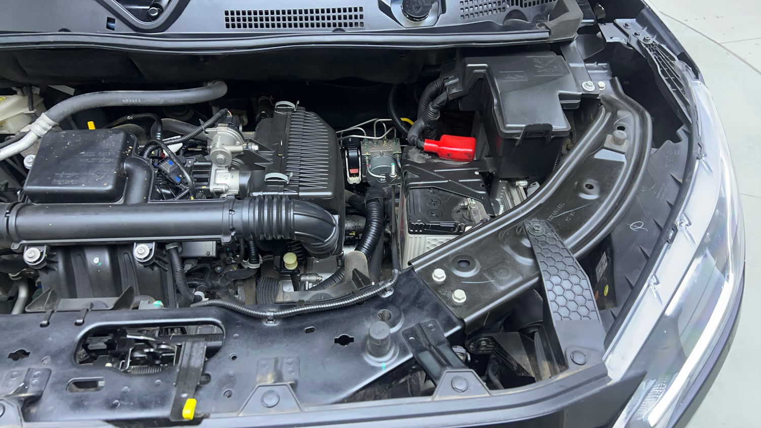 Used 2024 Nissan Magnite XE AMT Petrol Automatic engine ENGINE LEFT SIDE VIEW