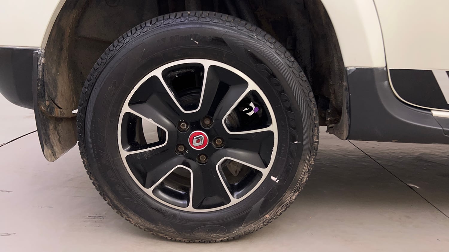 Used 2017 Renault Duster RXS CVT Petrol Automatic tyres RIGHT REAR TYRE RIM VIEW