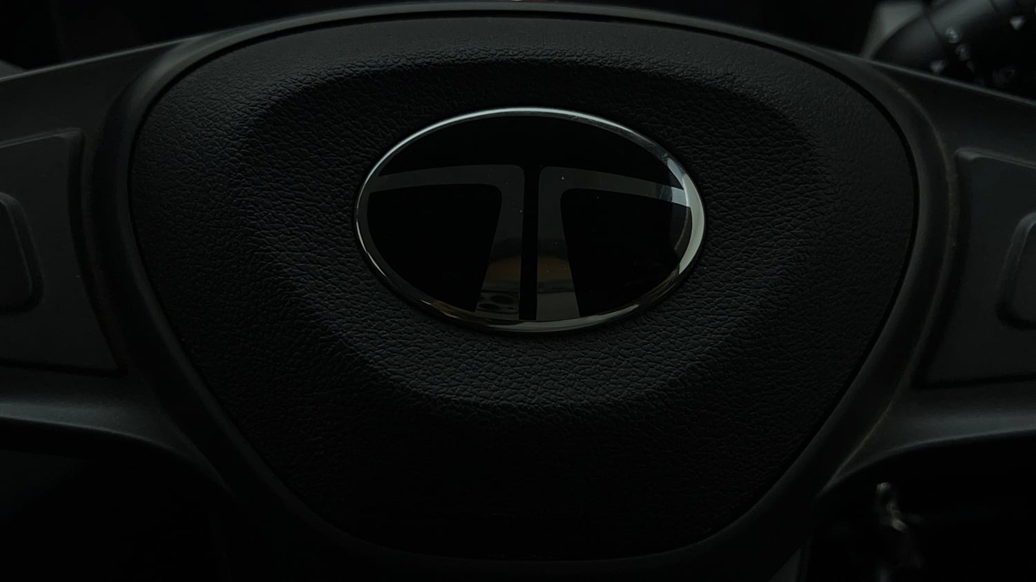Used 2025 Tata Punch Pure MT Petrol Manual top_features Airbags