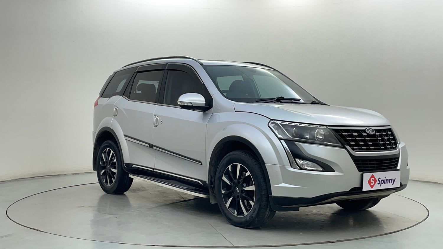 Used 2018 Mahindra XUV500 W11 AT Diesel Automatic exterior RIGHT FRONT CORNER VIEW