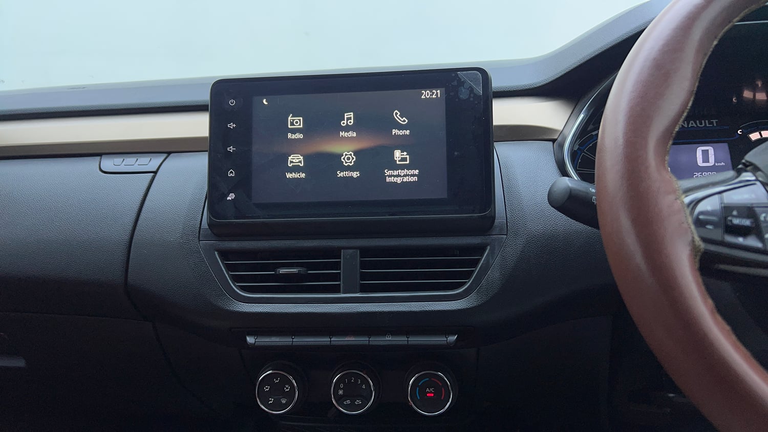 Used 2022 Renault Kiger RXT (O) AMT Petrol Automatic top_features Touch screen infotainment system