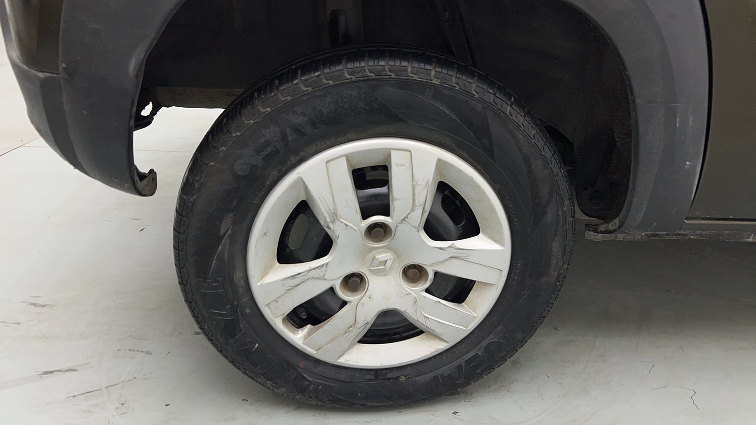 Used 2016 Renault Kwid RXT CNG (Outside Fitted) Cng Manual tyres RIGHT REAR TYRE RIM VIEW