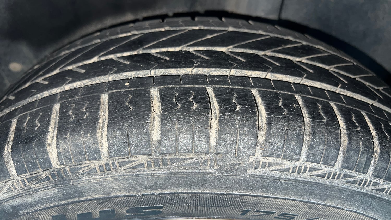 Used 2017 Volkswagen Polo Trendline 1.2L (P) Petrol Manual tyres LEFT REAR TYRE TREAD VIEW