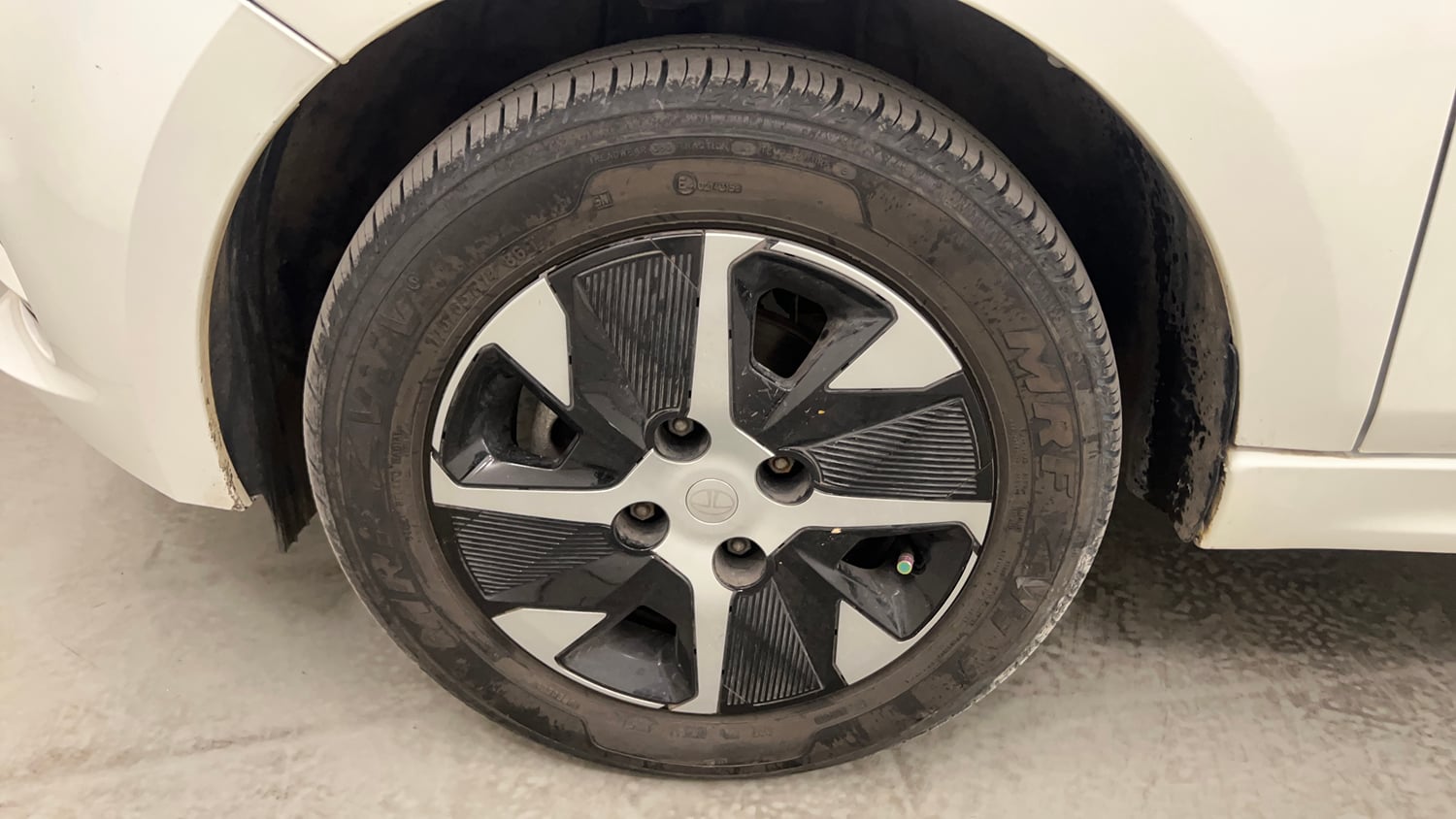 Used 2025 Tata Tigor XZA Plus iCNG Cng Automatic tyres LEFT FRONT TYRE RIM VIEW