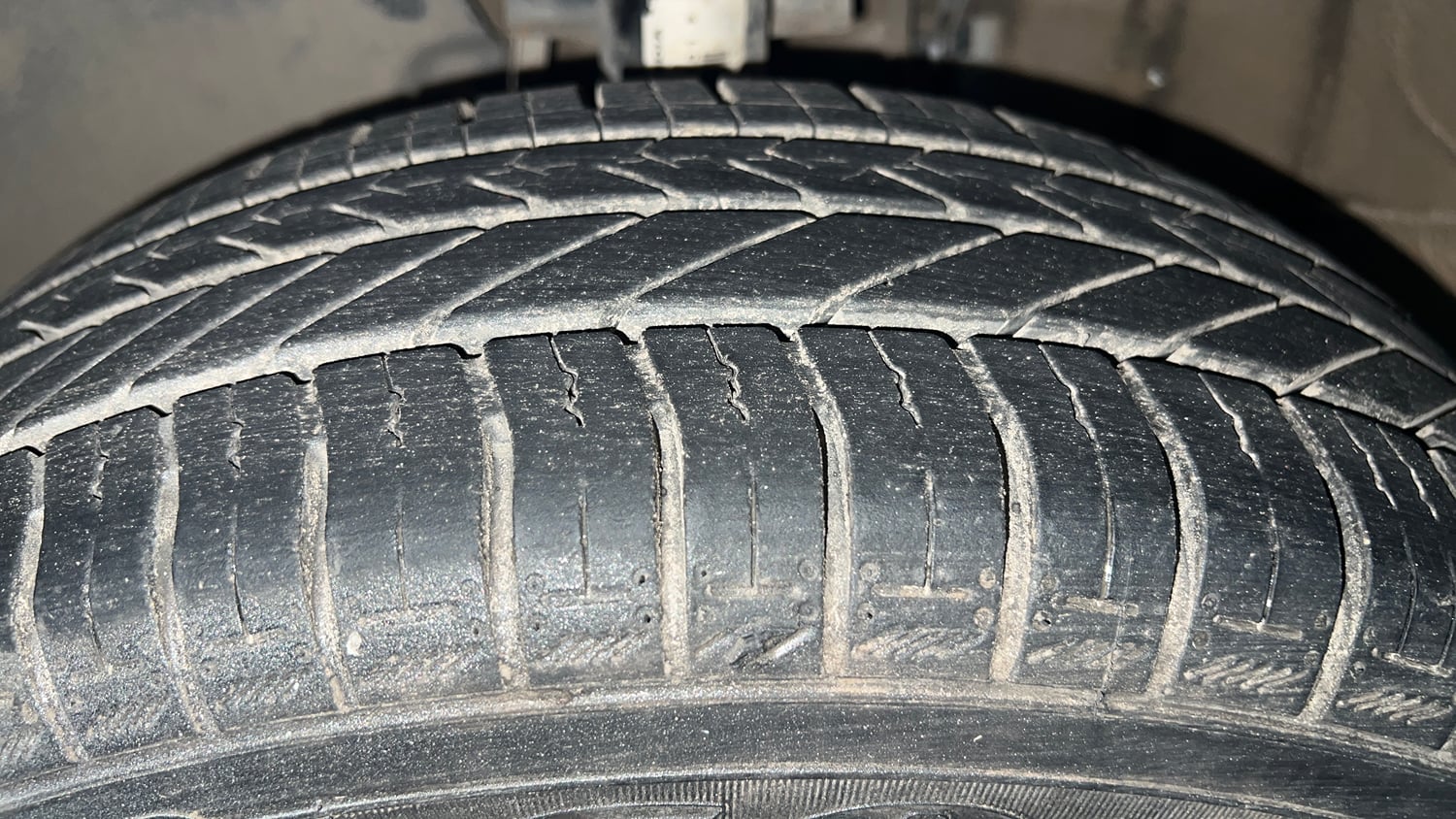 Used 2017 Volkswagen Polo Trendline 1.2L (P) Petrol Manual tyres LEFT FRONT TYRE TREAD VIEW