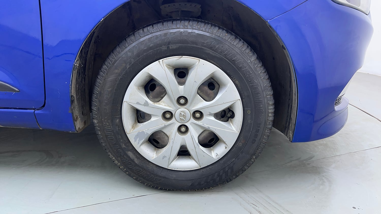 Used 2015 Hyundai Elite i20 Sportz 1.2 Petrol Manual tyres RIGHT FRONT TYRE RIM VIEW