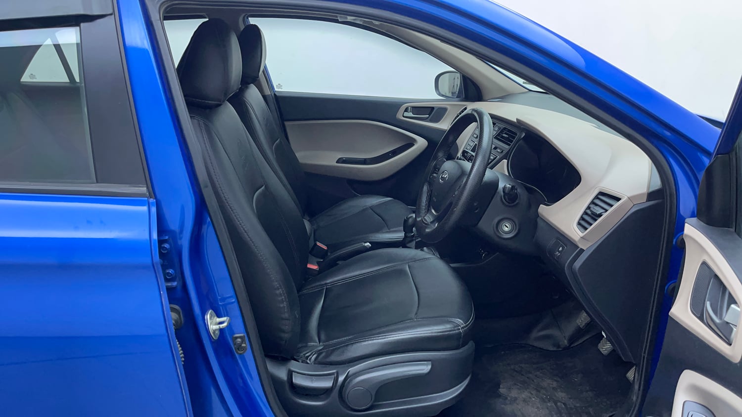 Used 2017 Hyundai Elite i20 Sportz 1.2 Petrol Manual interior RIGHT SIDE FRONT DOOR CABIN VIEW