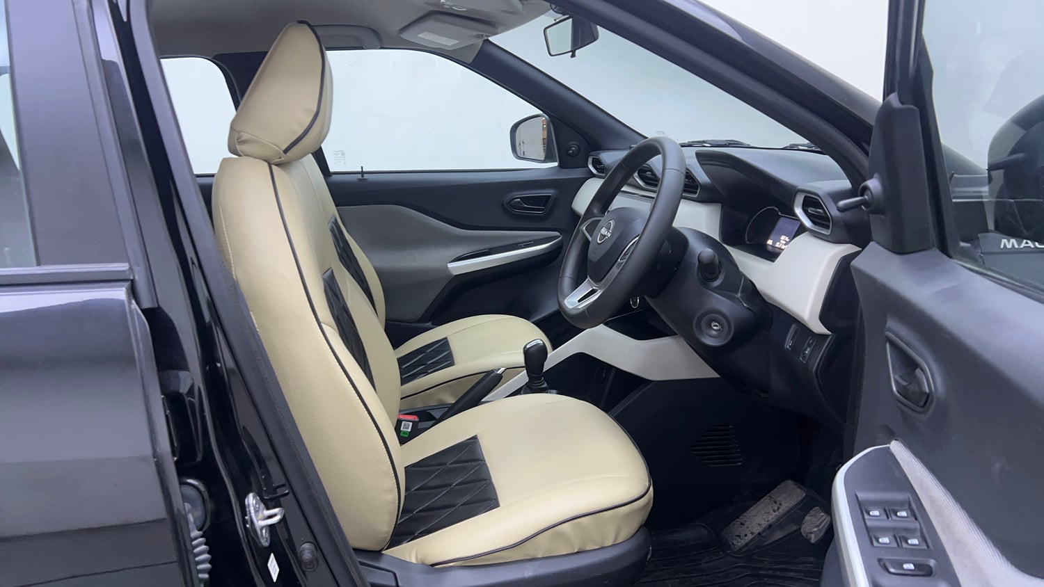 Used 2024 Nissan Magnite XE AMT Petrol Automatic interior RIGHT SIDE FRONT DOOR CABIN VIEW