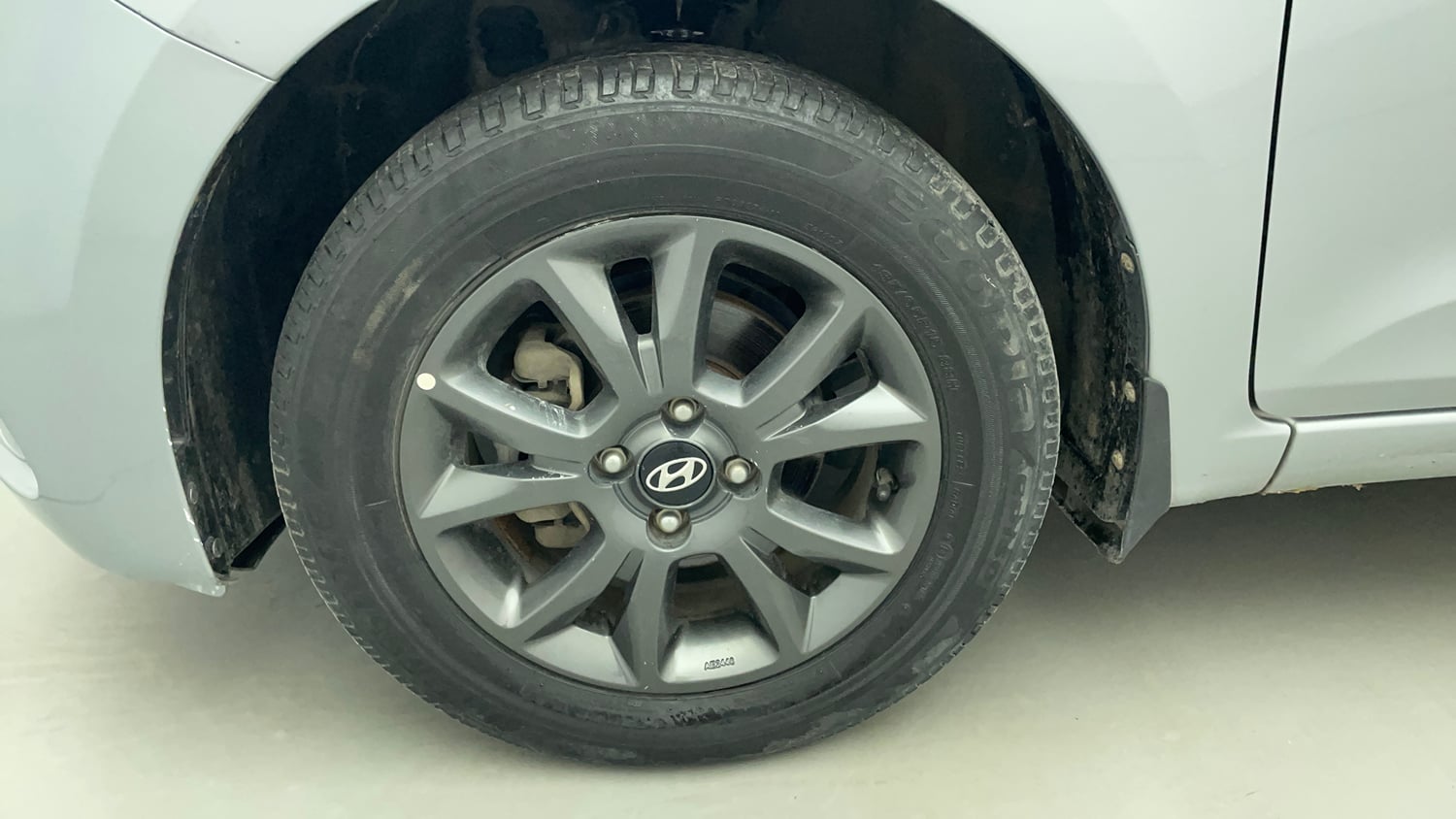 Used 2020 Hyundai Elite i20 Sportz Plus 1.2 Petrol Manual tyres LEFT FRONT TYRE RIM VIEW
