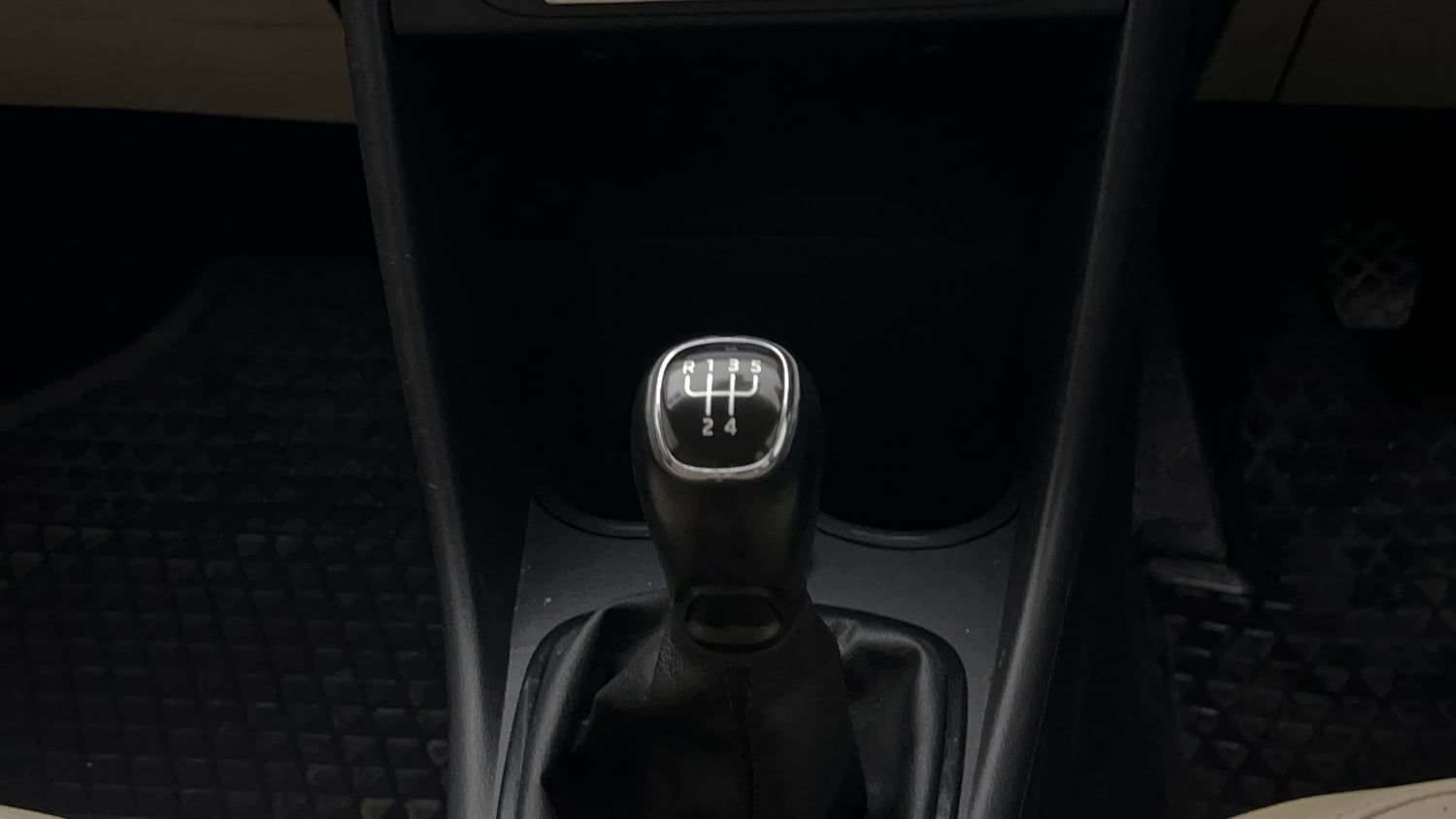 Used 2018 Skoda Rapid Style 1.6 MPI Petrol Manual interior GEAR  KNOB VIEW