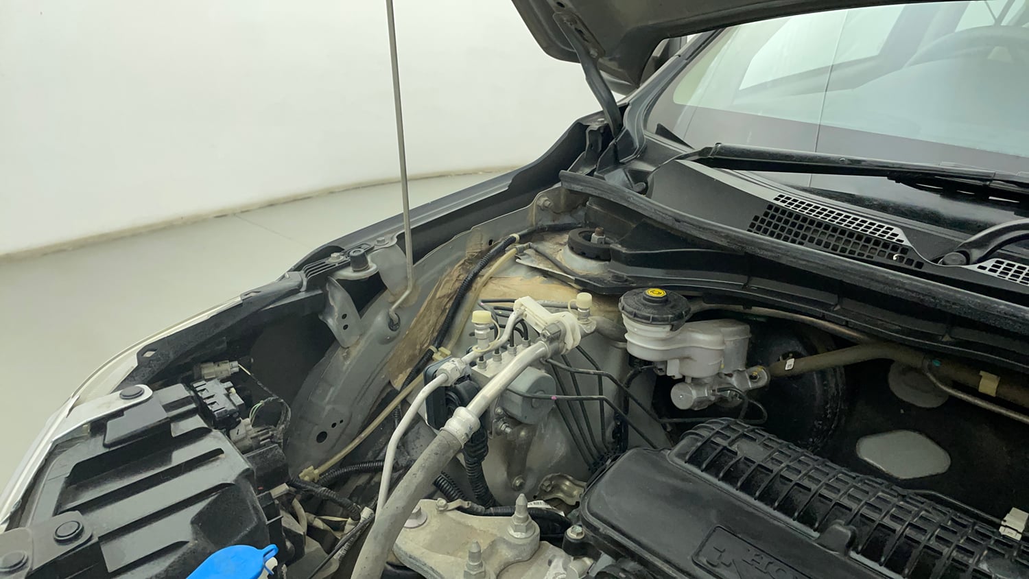 Used 2023 Honda Amaze VX CVT 1.2 Petrol Petrol Automatic engine ENGINE RIGHT SIDE HINGE & APRON VIEW