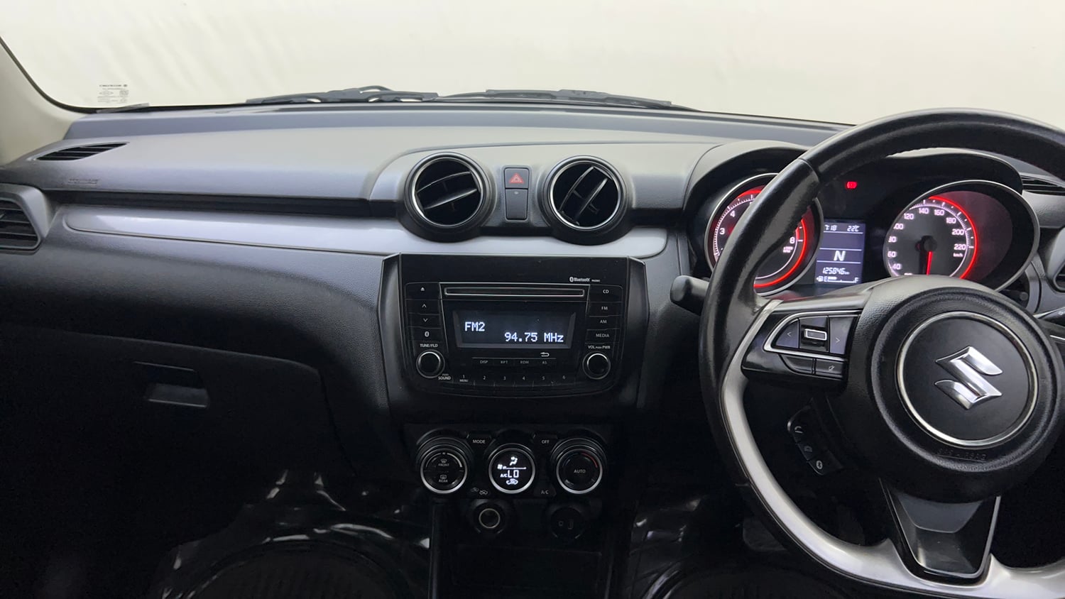 Used 2019 Maruti Suzuki Swift ZXi AMT Petrol Automatic interior MUSIC SYSTEM & AC CONTROL VIEW