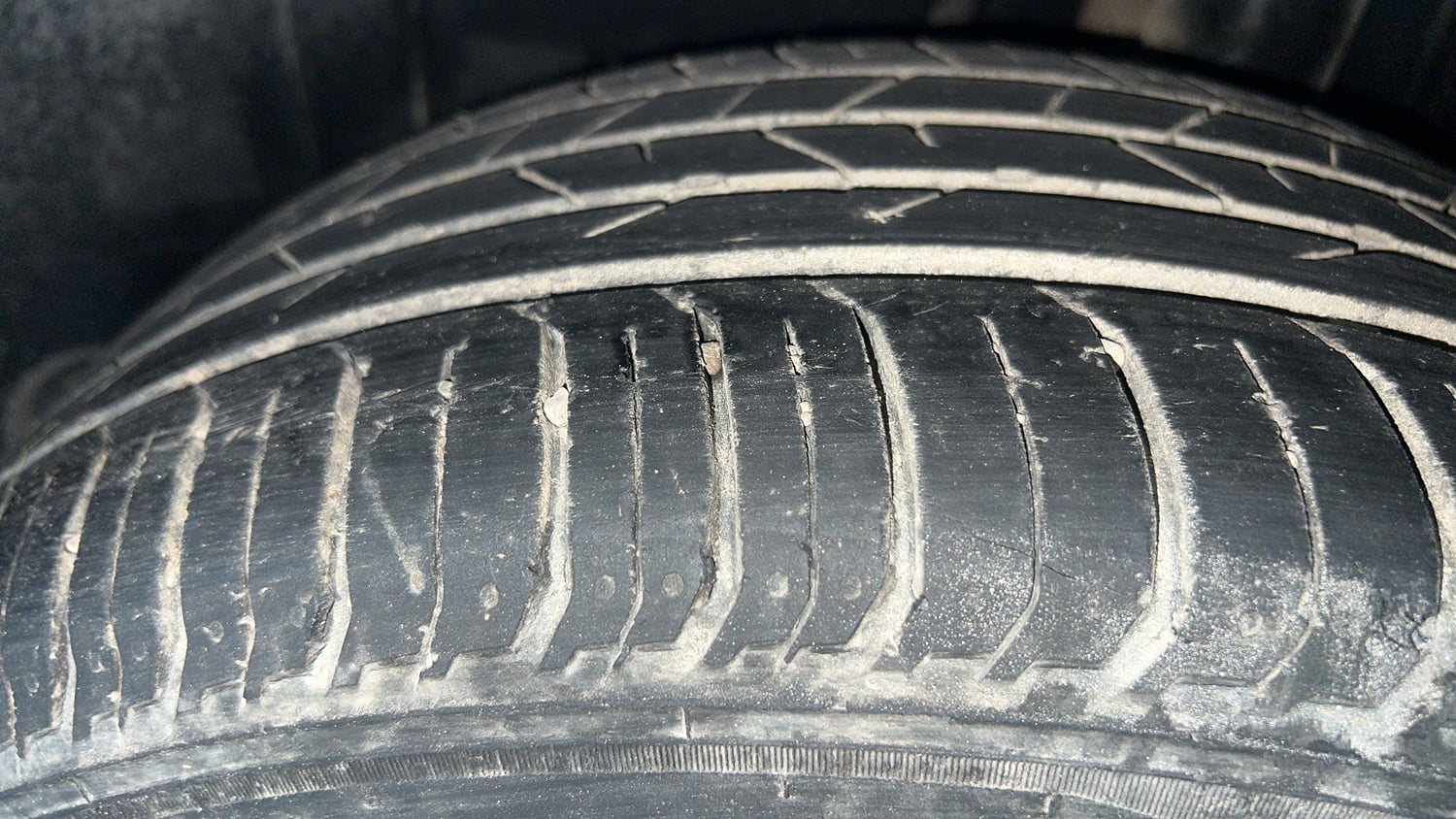 Used 2025 Volkswagen Virtus Topline 1.0 TSI AT Petrol Automatic tyres LEFT REAR TYRE TREAD VIEW