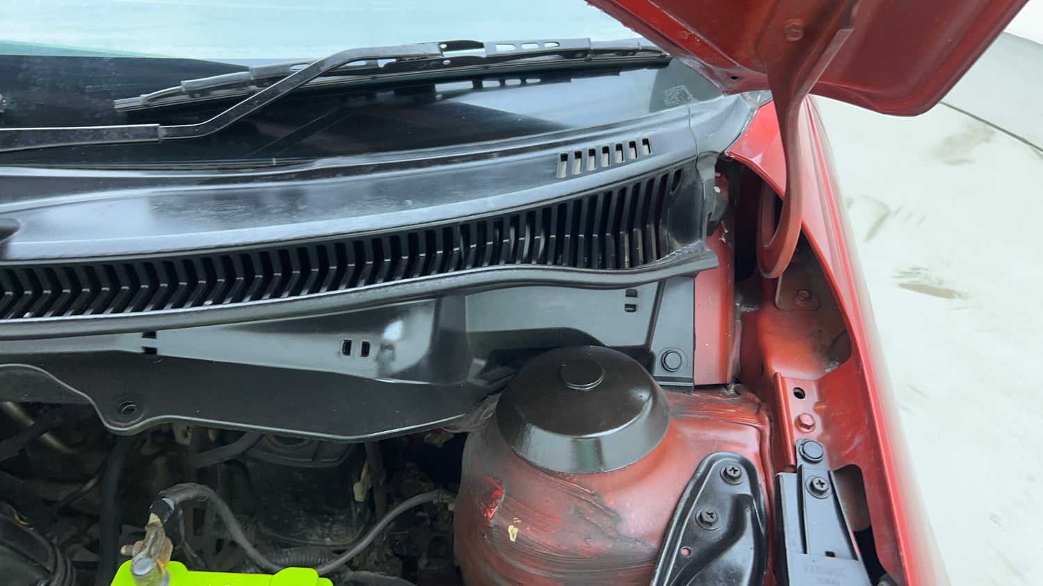Used 2012 Maruti Suzuki Swift VXi Petrol Manual engine ENGINE LEFT SIDE HINGE & APRON VIEW