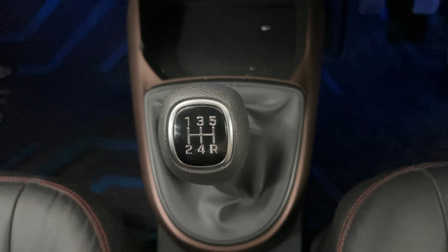 Used 2023 Hyundai Aura SX 1.2 CNG Cng Manual interior GEAR  KNOB VIEW