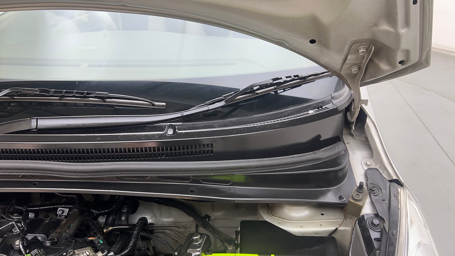 Used 2013 Hyundai i10 Magna 1.1 iRDE2 Petrol Manual engine ENGINE LEFT SIDE HINGE & APRON VIEW