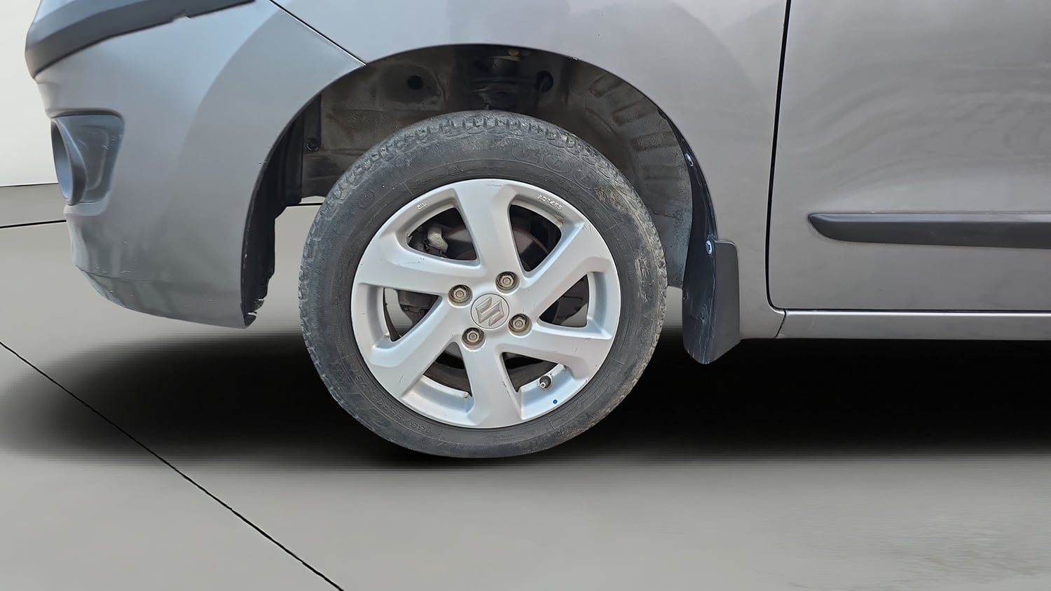 Used 2017 Maruti Suzuki Wagon R 1.0 VXI AMT Petrol Automatic tyres LEFT FRONT TYRE RIM VIEW