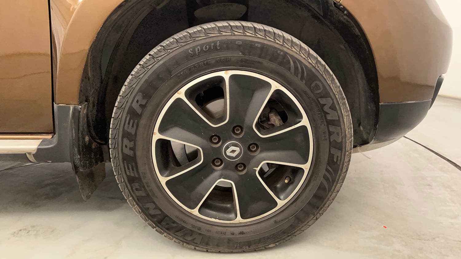 Used 2016 Renault Duster 85 PS RXZ 4X2 MT Diesel Manual tyres RIGHT FRONT TYRE RIM VIEW