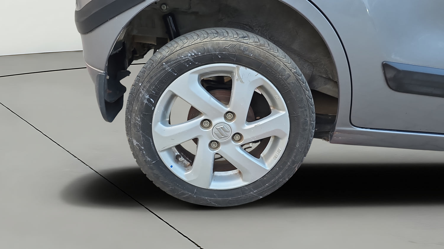 Used 2017 Maruti Suzuki Wagon R 1.0 VXI AMT Petrol Automatic tyres RIGHT REAR TYRE RIM VIEW