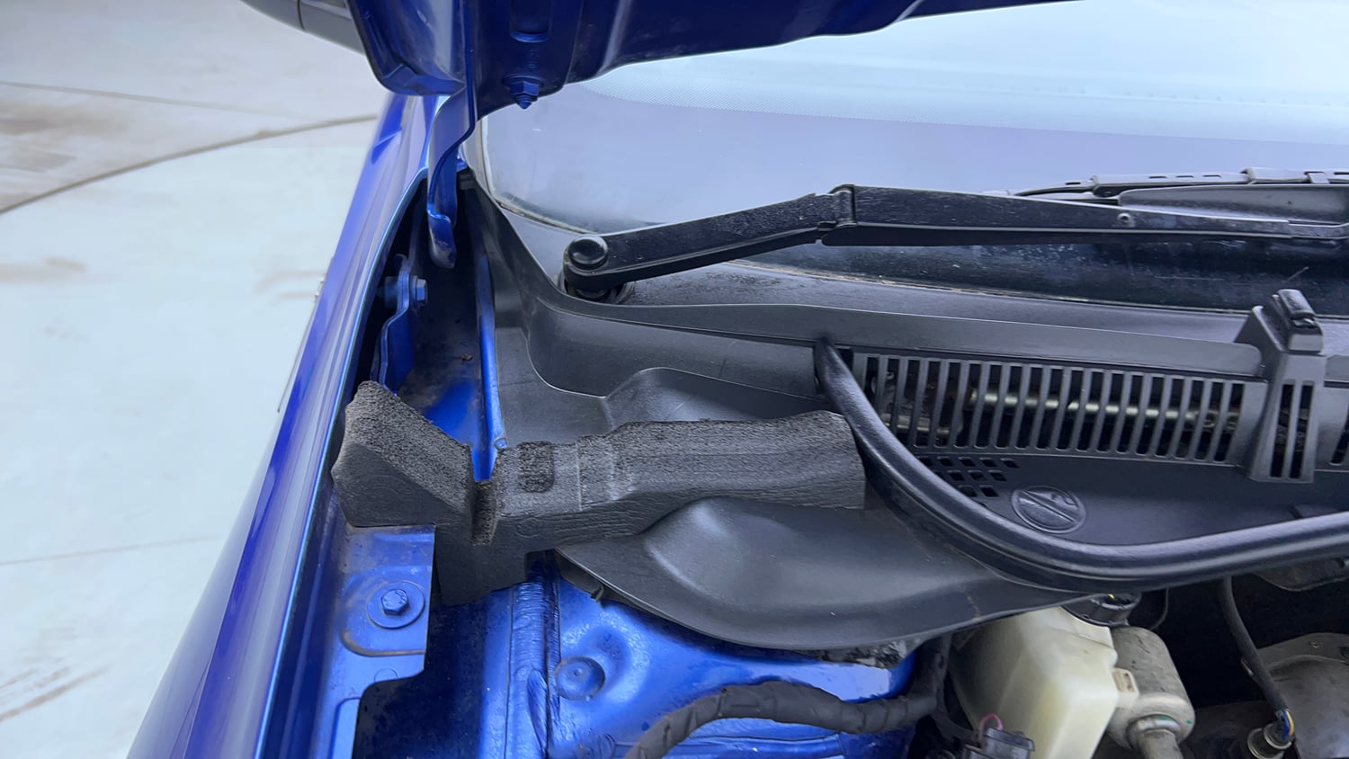Used 2023 Volkswagen Virtus GT Plus 1.5 TSI EVO DSG Petrol Automatic engine ENGINE RIGHT SIDE HINGE & APRON VIEW