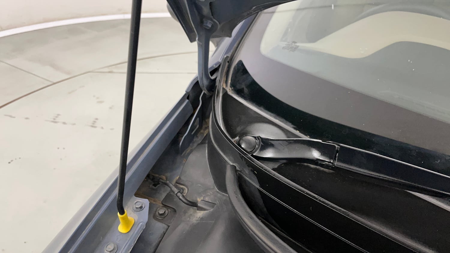 Used 2015 Hyundai Elite i20 Sportz 1.2 Petrol Manual engine ENGINE RIGHT SIDE HINGE & APRON VIEW
