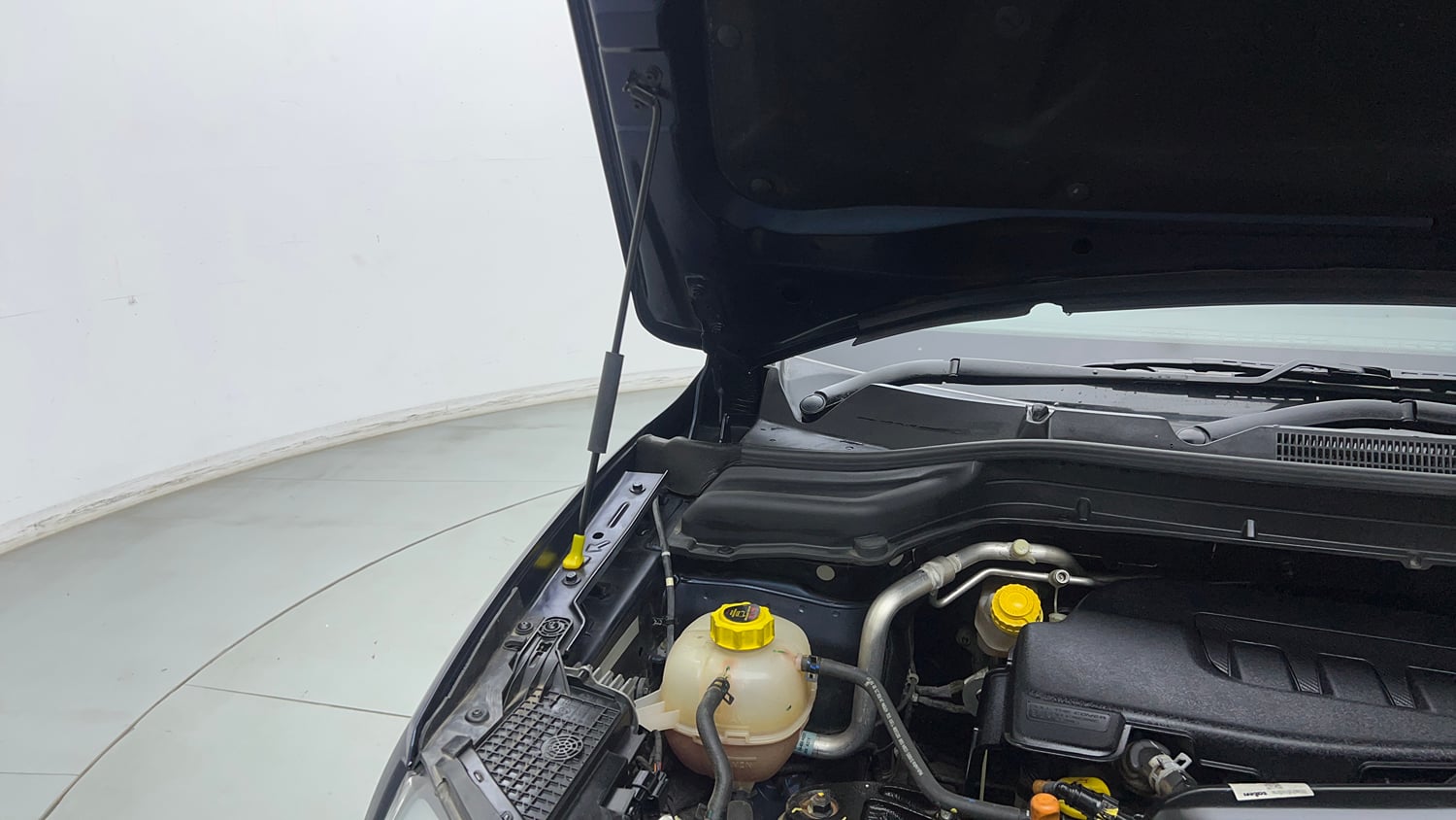 Used 2025 Mahindra XUV 3XO AX5 1.2 Petrol Petrol Manual engine ENGINE RIGHT SIDE HINGE & APRON VIEW