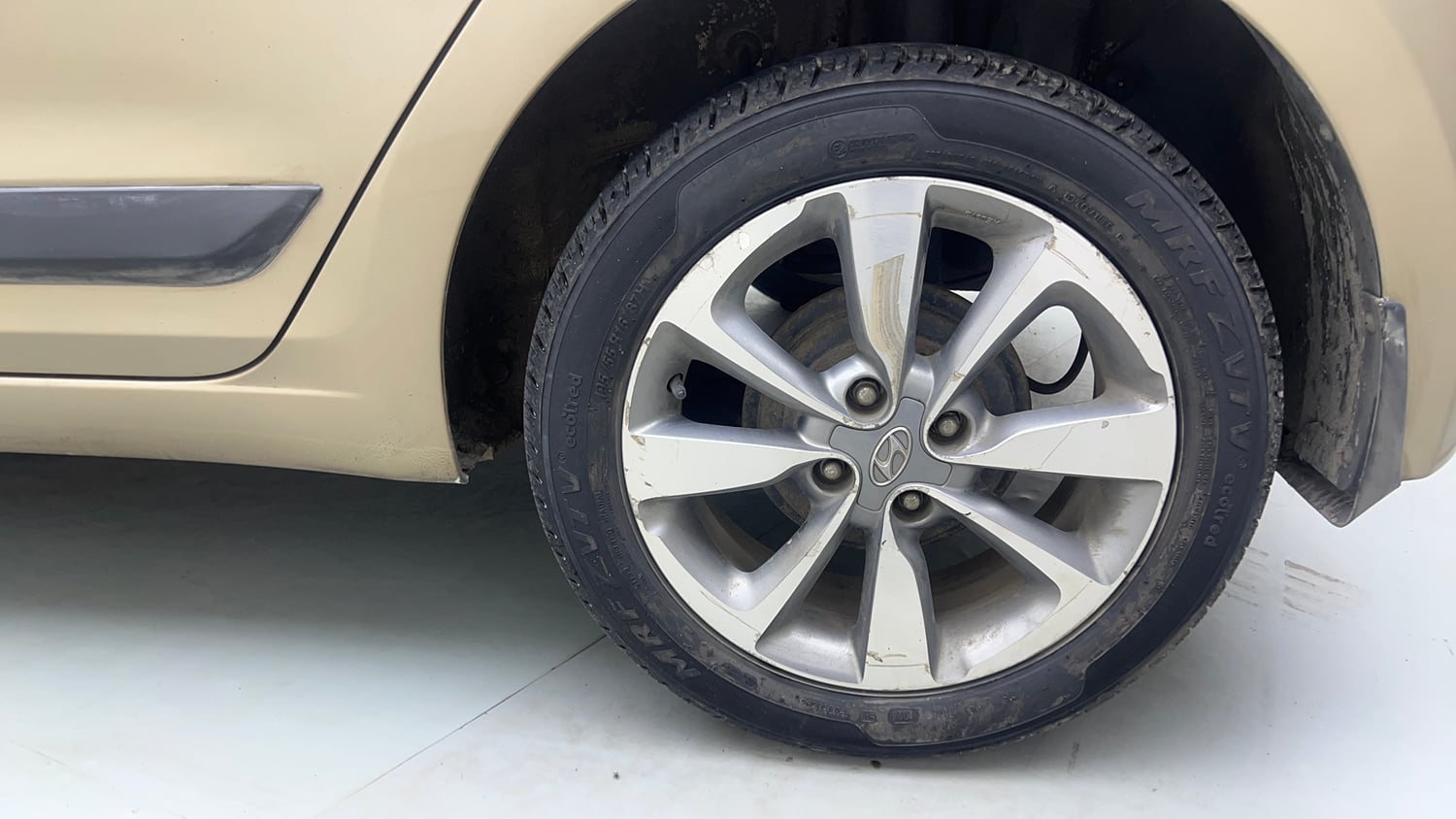 Used 2015 Hyundai Elite i20 Asta 1.2 Petrol Manual tyres LEFT REAR TYRE RIM VIEW