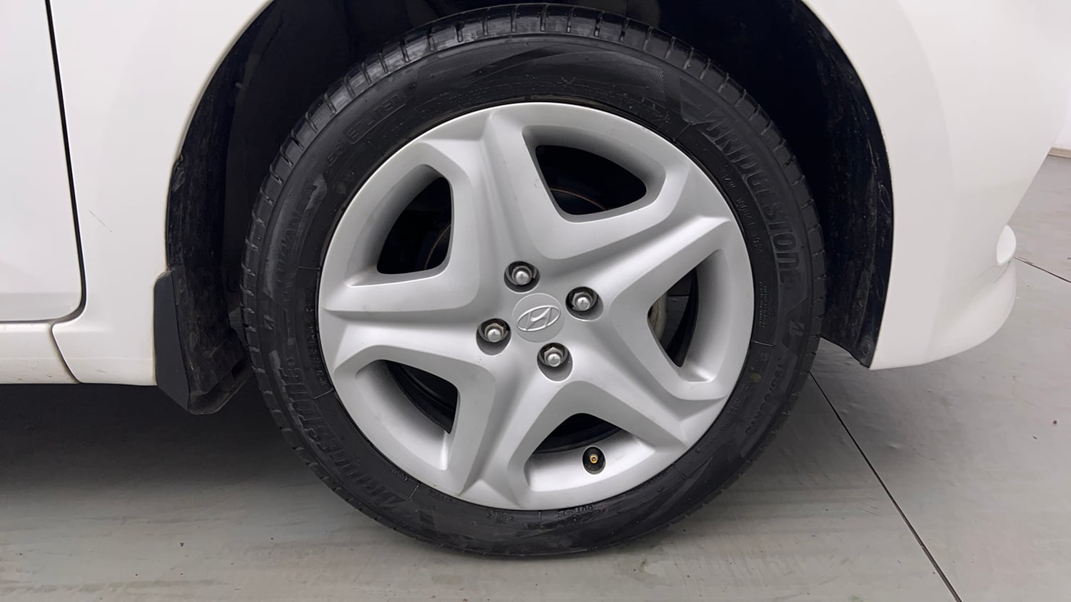 Used 2018 Hyundai Elite i20 Asta 1.2 Petrol Manual tyres RIGHT FRONT TYRE RIM VIEW