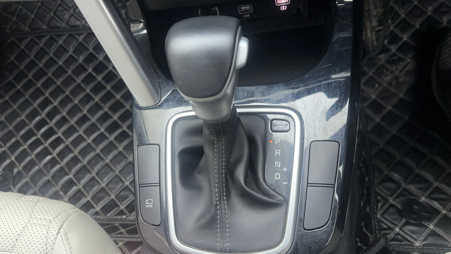 Used 2022 kia Seltos HTX 1.5 IVT Petrol Automatic interior GEAR  KNOB VIEW