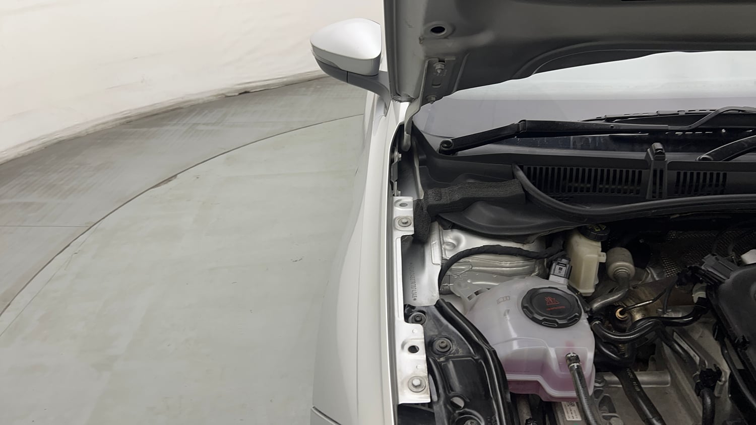 Used 2025 Volkswagen Virtus Topline 1.0 TSI AT Petrol Automatic engine ENGINE RIGHT SIDE HINGE & APRON VIEW