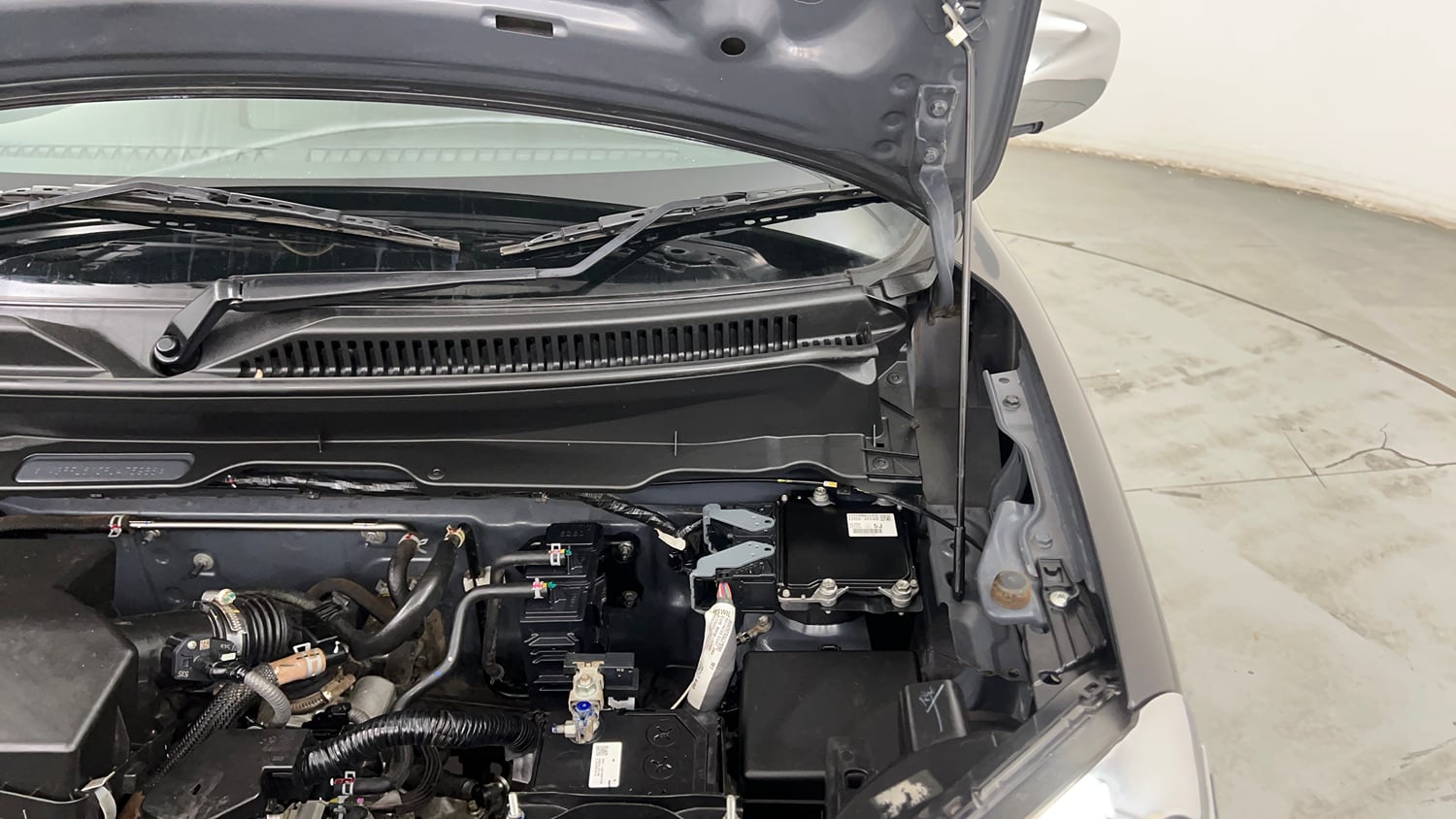 Used 2024 Maruti Suzuki S-Presso Vxi Plus Petrol Manual engine ENGINE LEFT SIDE HINGE & APRON VIEW