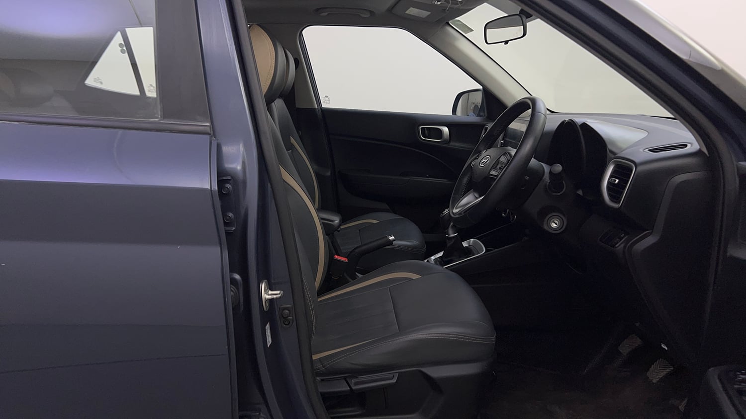 Used 2022 Hyundai Venue SX 1.5 CRDi Diesel Manual interior RIGHT SIDE FRONT DOOR CABIN VIEW