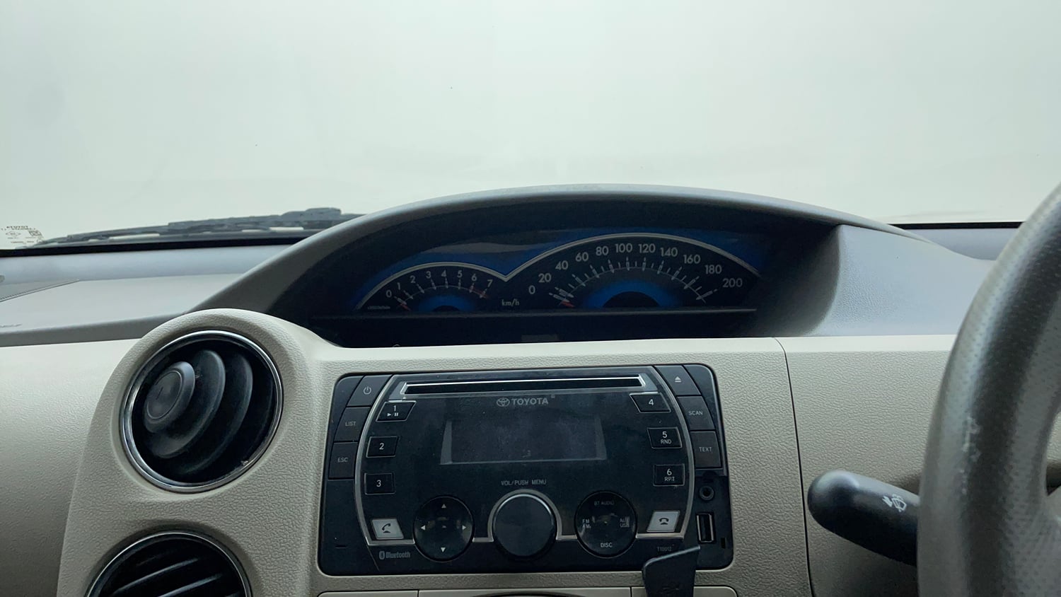 Used 2013 Toyota Etios V Petrol Manual top_features Integrated (in-dash) music system