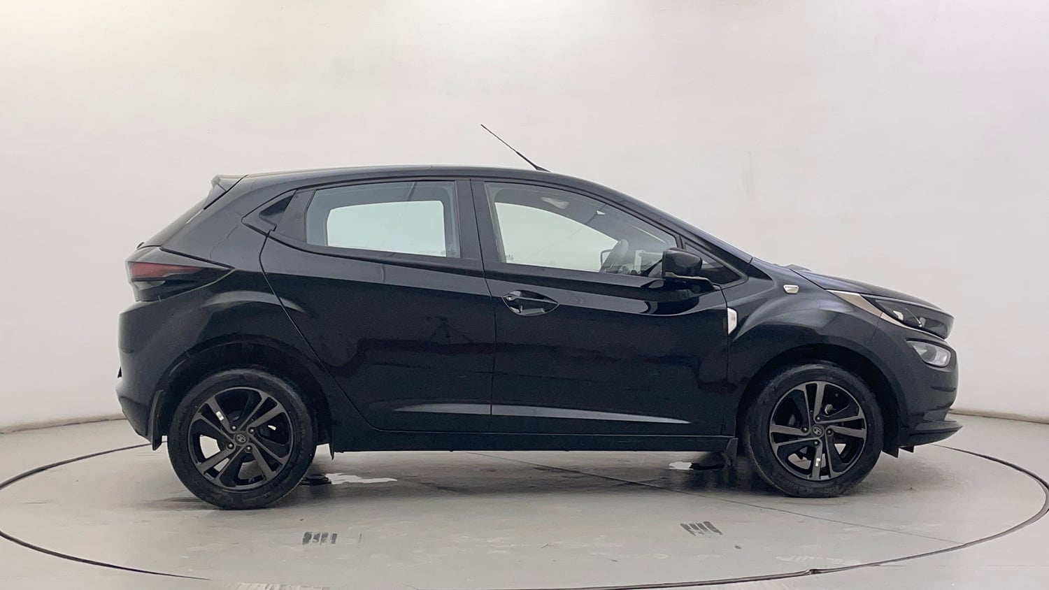 Used 2022 Tata Altroz XZ Plus Petrol Dark Edition Petrol Manual exterior RIGHT SIDE VIEW