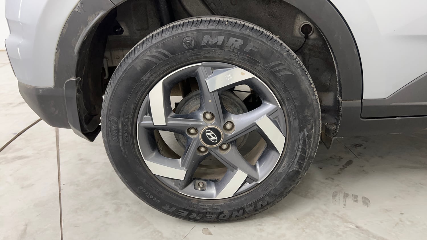 Used 2021 Hyundai Venue SX Plus 1.0 Turbo DCT Petrol Automatic tyres RIGHT REAR TYRE RIM VIEW