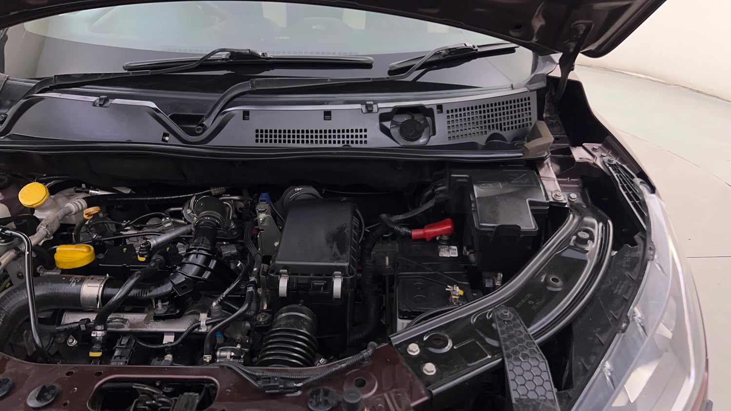 Used 2022 Nissan Magnite XV Turbo CVT Dual Tone Petrol Automatic engine ENGINE LEFT SIDE HINGE & APRON VIEW
