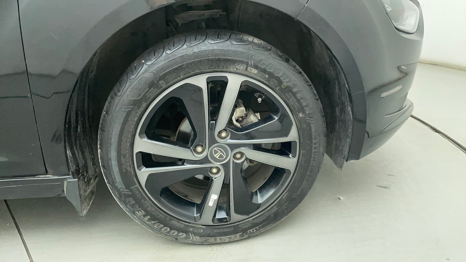 Used 2022 Tata Altroz XZ Plus Petrol Dark Edition Petrol Manual tyres RIGHT FRONT TYRE RIM VIEW