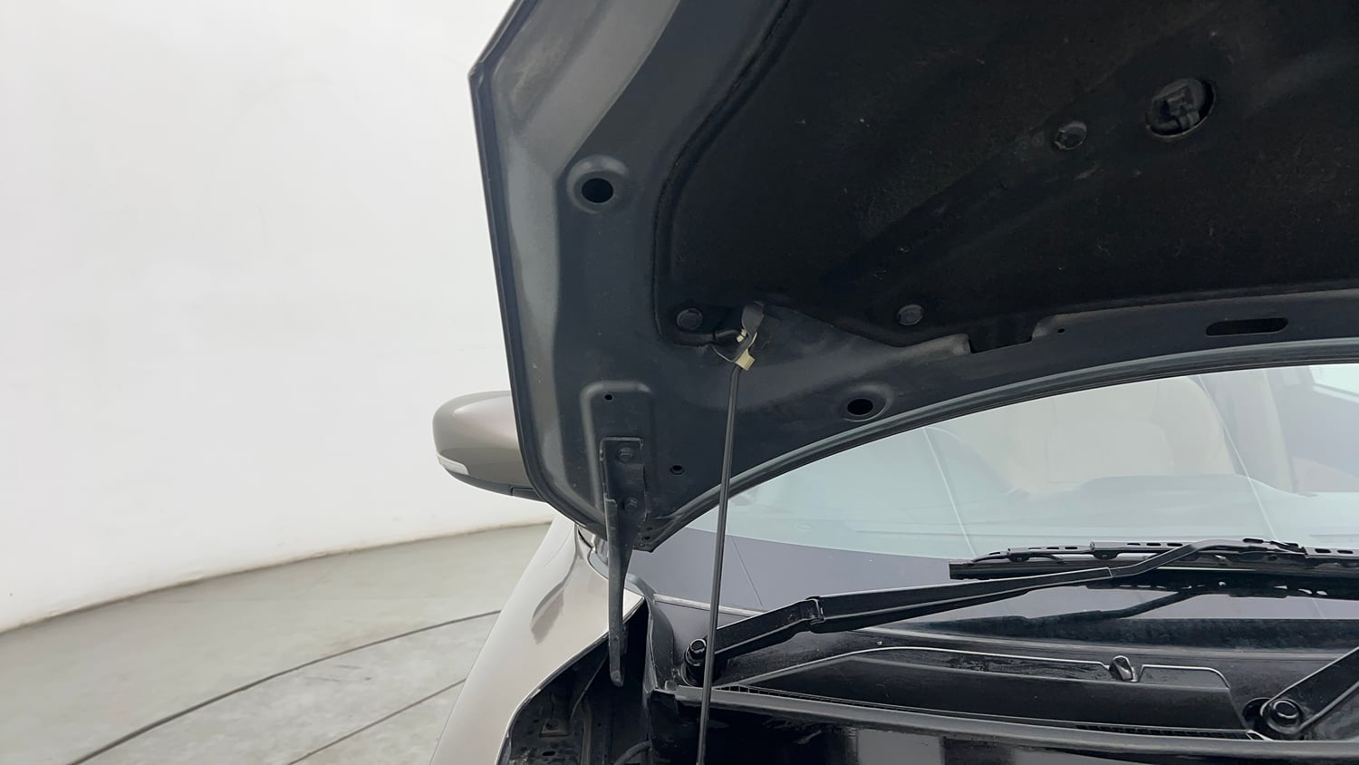 Used 2018 Maruti Suzuki Dzire ZXi Petrol Manual engine ENGINE RIGHT SIDE HINGE & APRON VIEW
