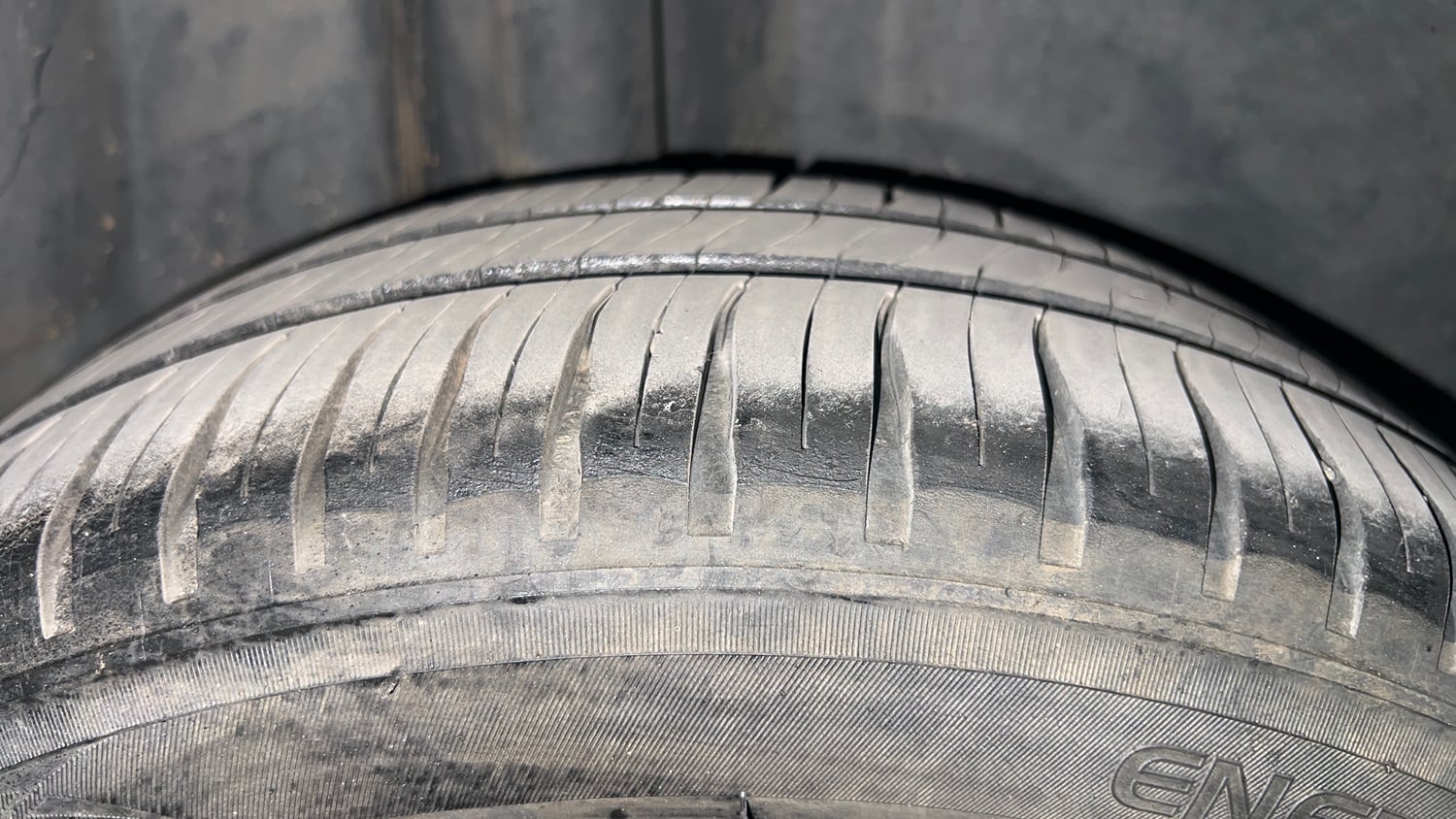 Used 2016 Volkswagen Ameo Highline1.2L (P) Petrol Manual tyres RIGHT REAR TYRE TREAD VIEW