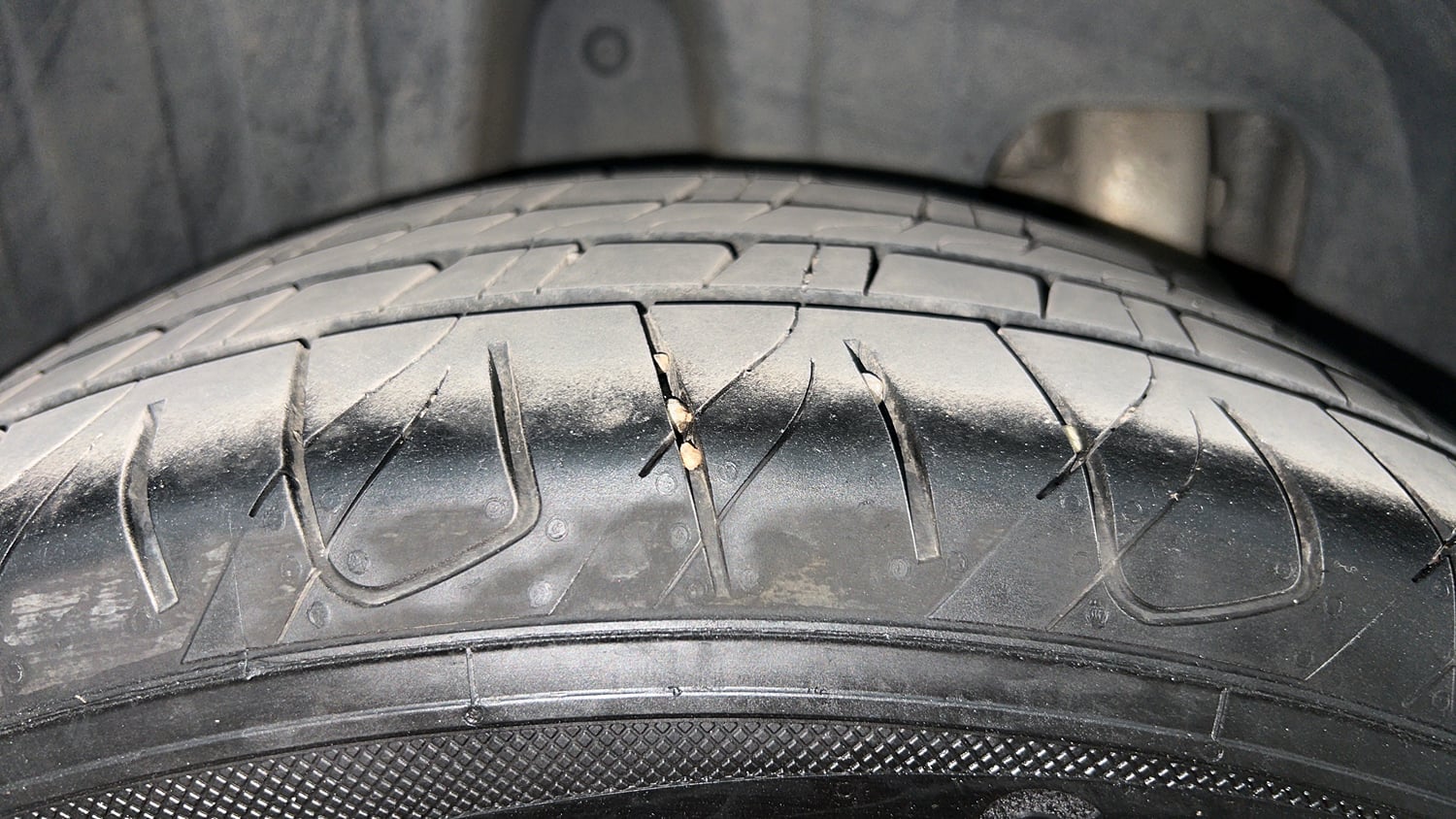 Used 2019 Mahindra XUV 300 1.2 W8 (O) Petrol Manual tyres RIGHT REAR TYRE TREAD VIEW