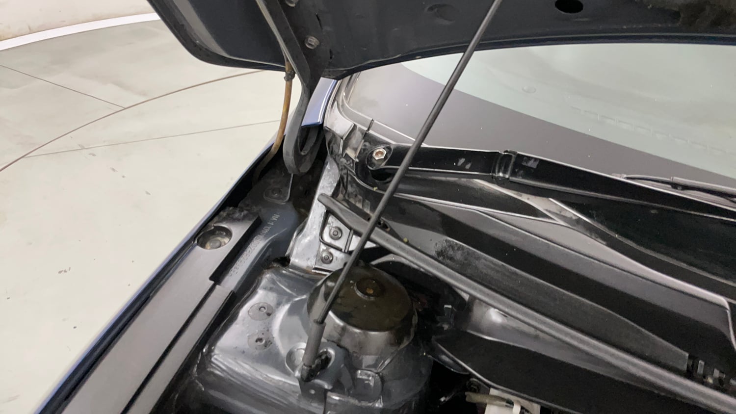 Used 2017 Maruti Suzuki Ciaz Alpha 1.4 MT Petrol Manual engine ENGINE RIGHT SIDE HINGE & APRON VIEW
