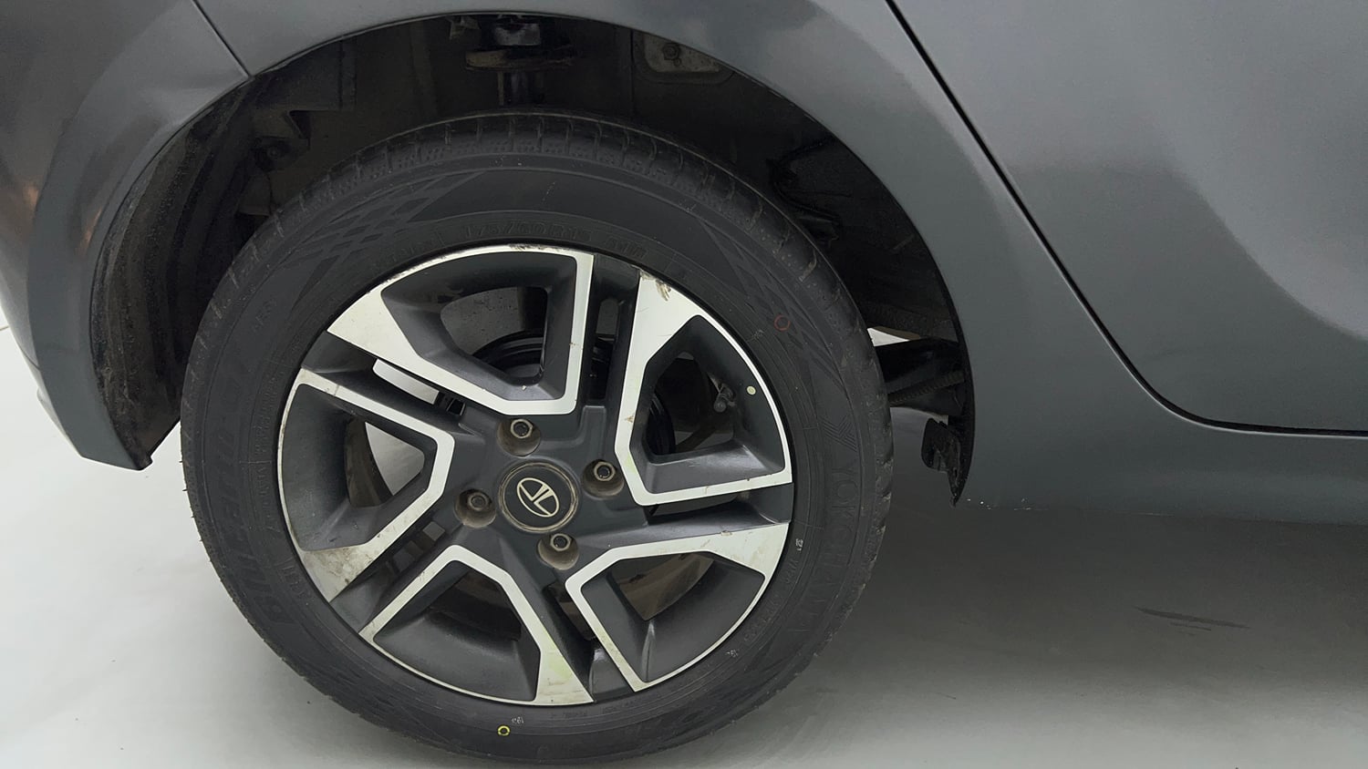 Used 2020 Tata Tiago XZ Plus Petrol Manual tyres RIGHT REAR TYRE RIM VIEW