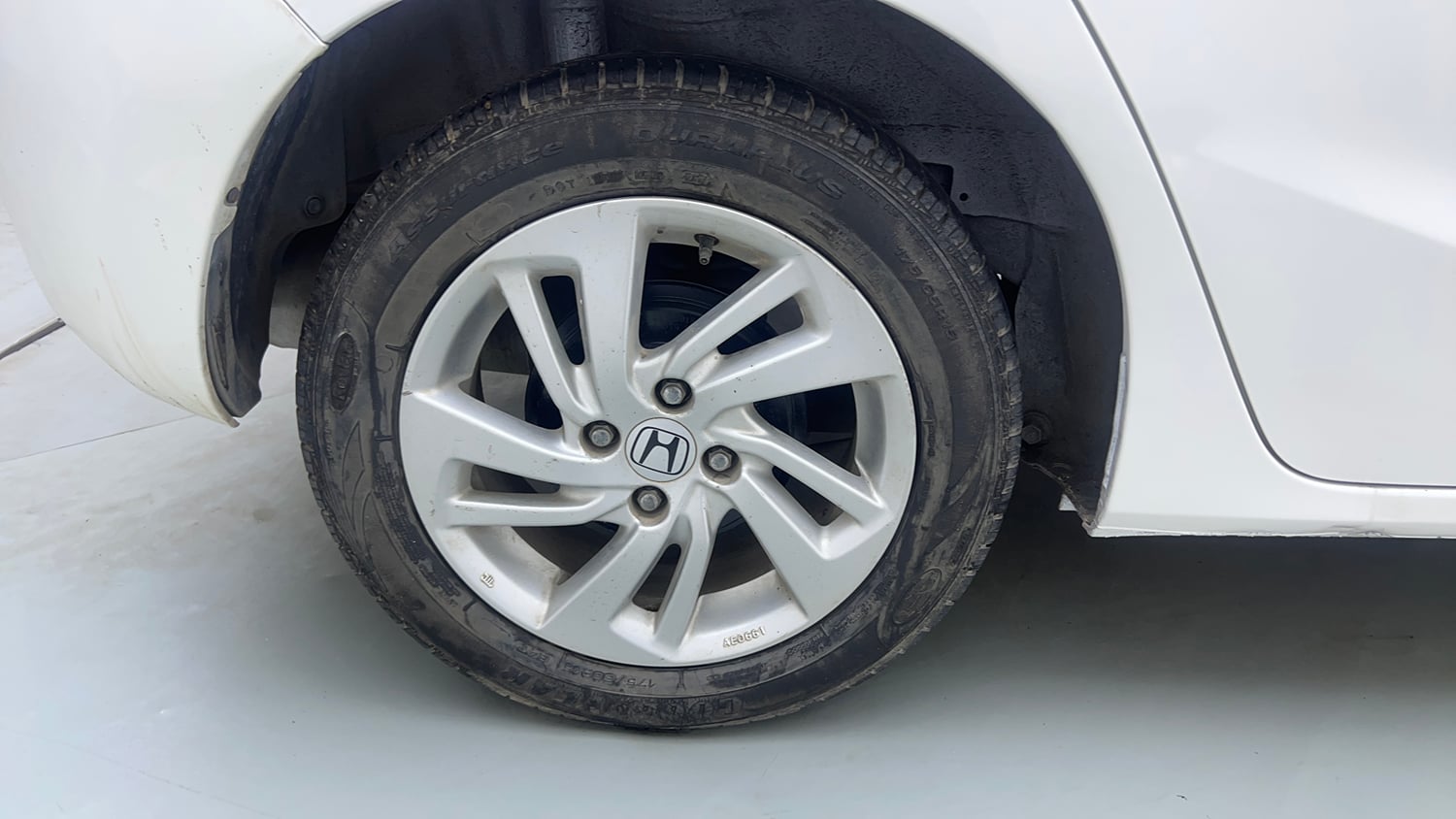 Used 2015 Honda Jazz V Petrol Petrol Manual tyres RIGHT REAR TYRE RIM VIEW