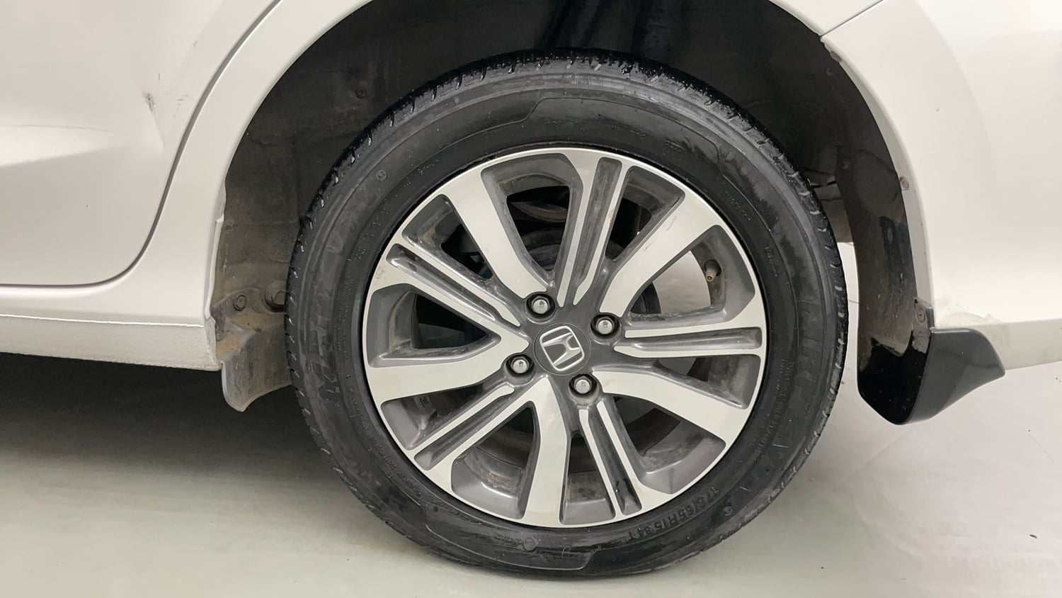Used 2023 Honda Amaze VX 1.2 Petrol CVT Petrol Automatic tyres LEFT REAR TYRE RIM VIEW