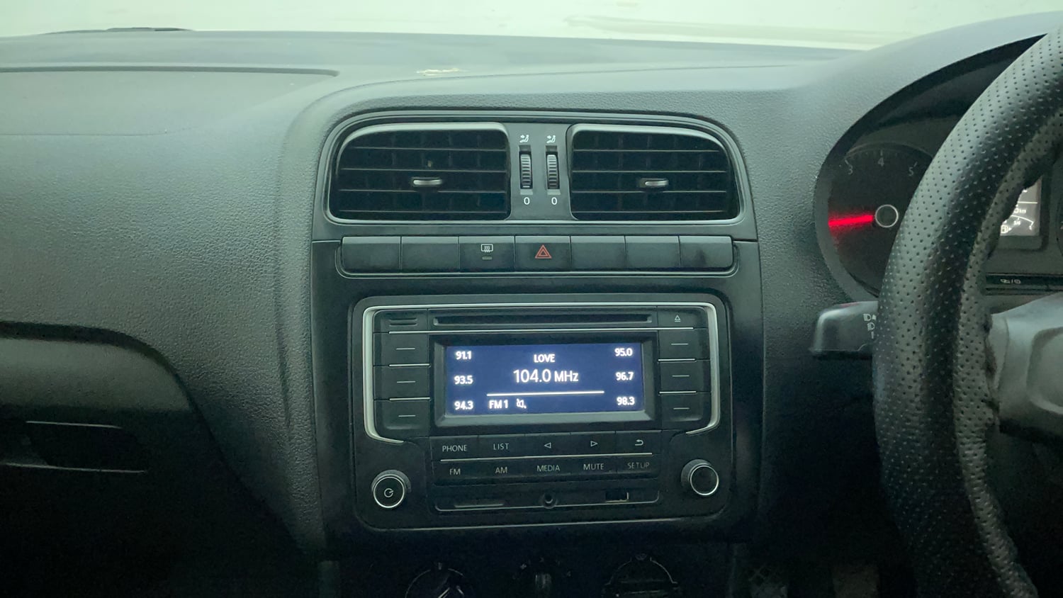 Used 2017 Volkswagen Polo Comfortline 1.2L (P) Petrol Manual interior MUSIC SYSTEM & AC CONTROL VIEW