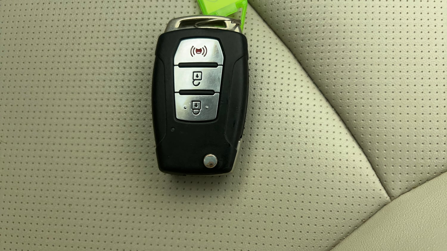 Used 2019 Mahindra XUV 300 1.2 W8 (O) Petrol Manual extra CAR KEY VIEW