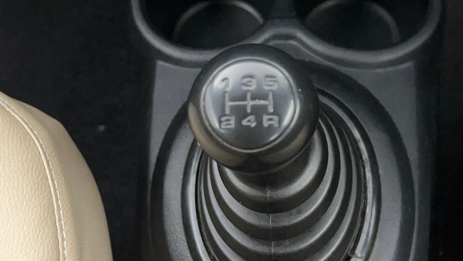 Used 2013 Honda Brio E MT Petrol Manual interior GEAR  KNOB VIEW