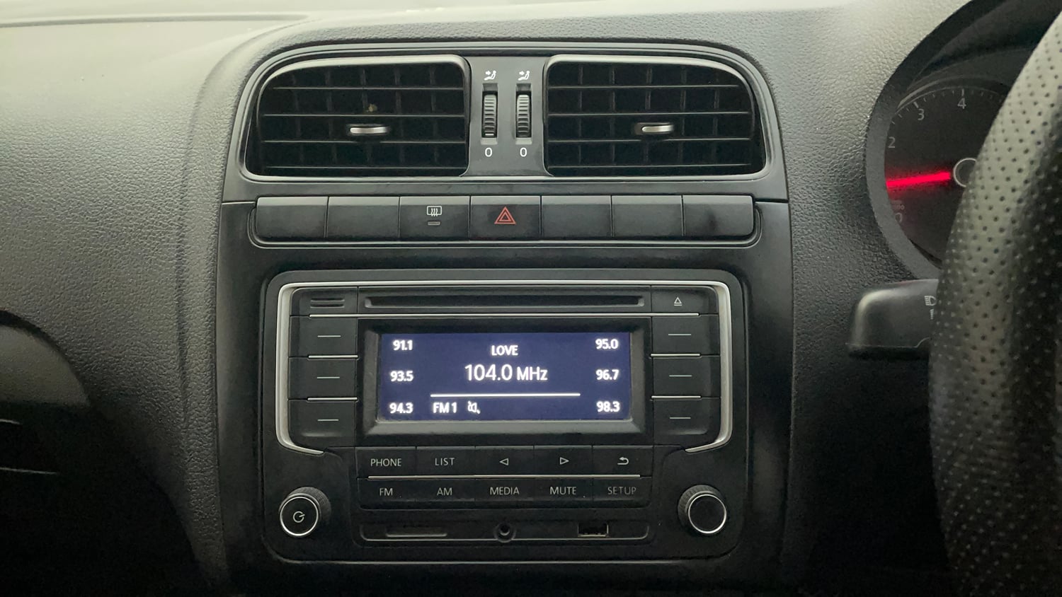 Used 2017 Volkswagen Polo Comfortline 1.2L (P) Petrol Manual top_features Integrated (in-dash) music system