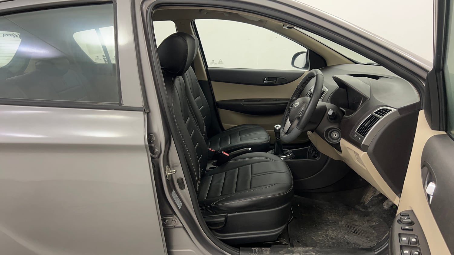 Used 2013 Hyundai i20 Sportz 1.2 Petrol Manual interior RIGHT SIDE FRONT DOOR CABIN VIEW