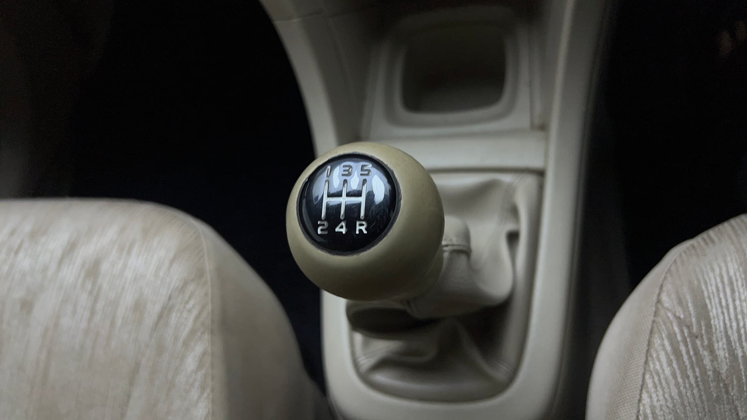 Used 2013 Maruti Suzuki Ertiga Vxi Petrol Manual interior GEAR  KNOB VIEW
